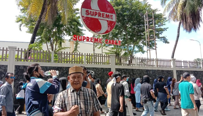 Demo Ahli Waris Tuntut Ganti Rugi di Depan PT Sucaco Supreme Cable Semanan