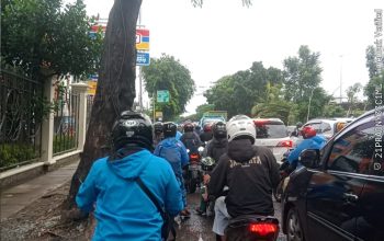 Banjir Rendam Sejumlah Akses Jalan di Ringroad Cengkareng, Pengendara Roda Dua Kesulitan Melintas