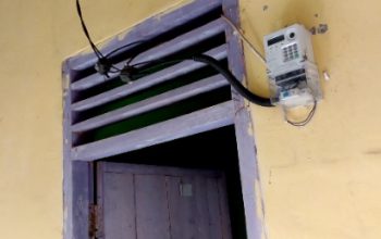 Diduga Pencurian Arus Listrik Saat Pengelasan Pembangunan Gedung Merah Putih (KDMP) Kampung Negara Harja